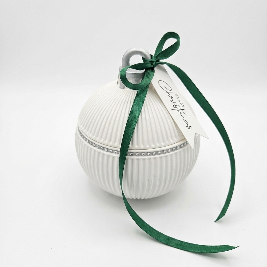 Christmas Bauble Elegance -tuoksukynttilä – Valkoinen / Kulta / Talvinen taika