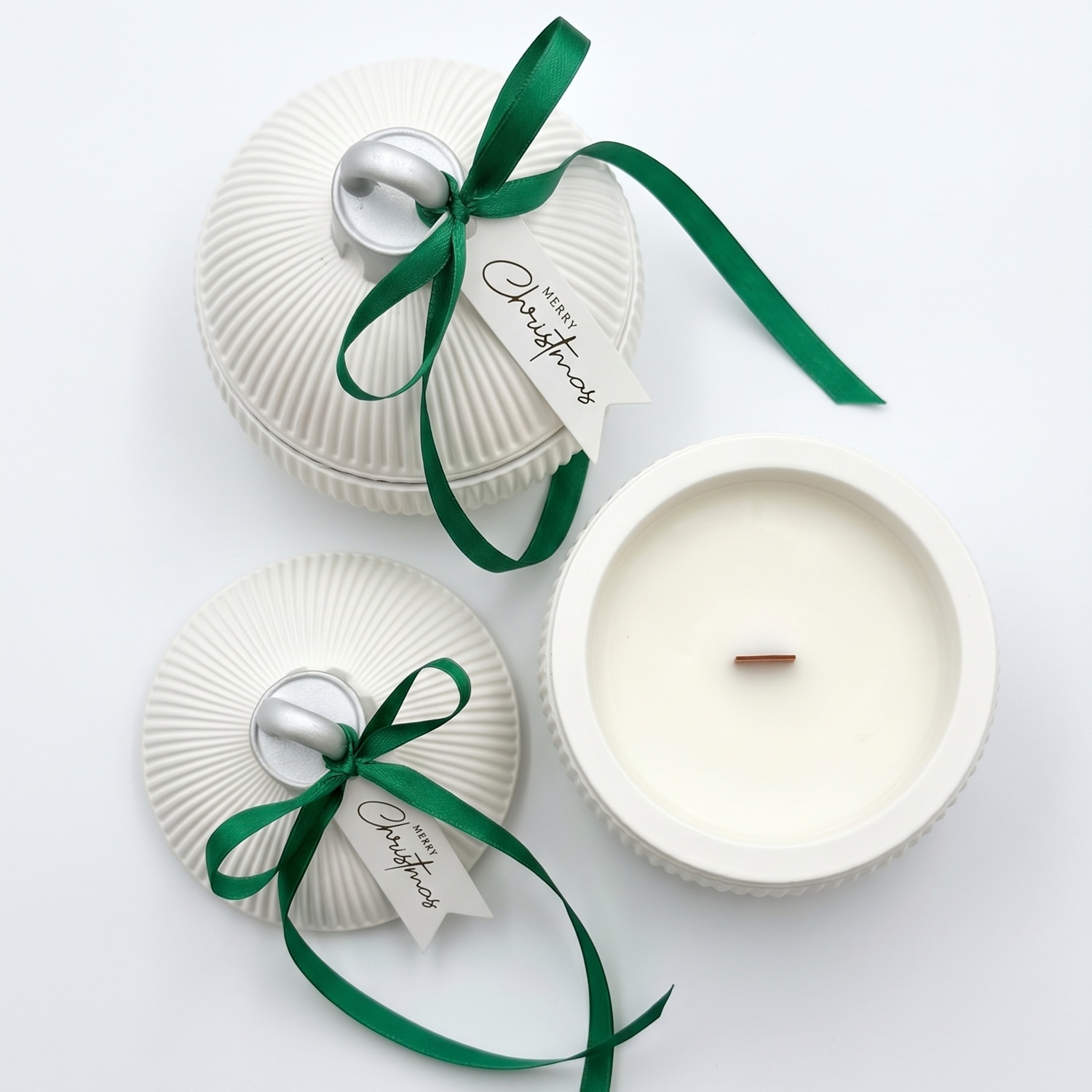 Christmas Bauble Elegance -tuoksukynttilä – Valkoinen / Kulta / Talvinen taika